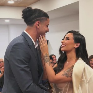 九游彩票-恭喜❤️国安28岁外援拉莫斯与妻子完婚甜蜜拥吻，宝宝刚满6个月